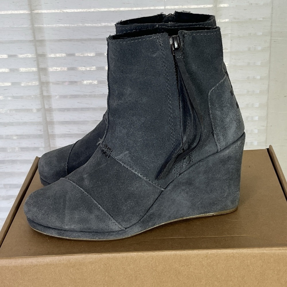 Toms Desert Wedge Boots Booties Women Size 7 Grey Suede Size Zip